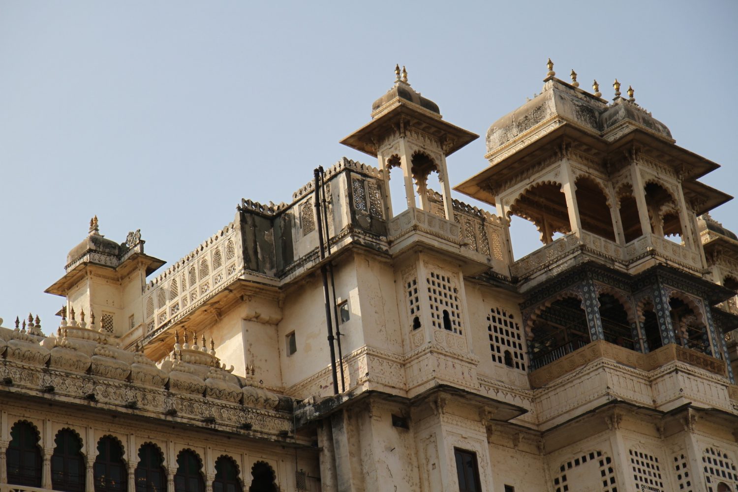 Linde du Nord avec enfants et sacs à dos Narlai et Udaipur Bakpoki